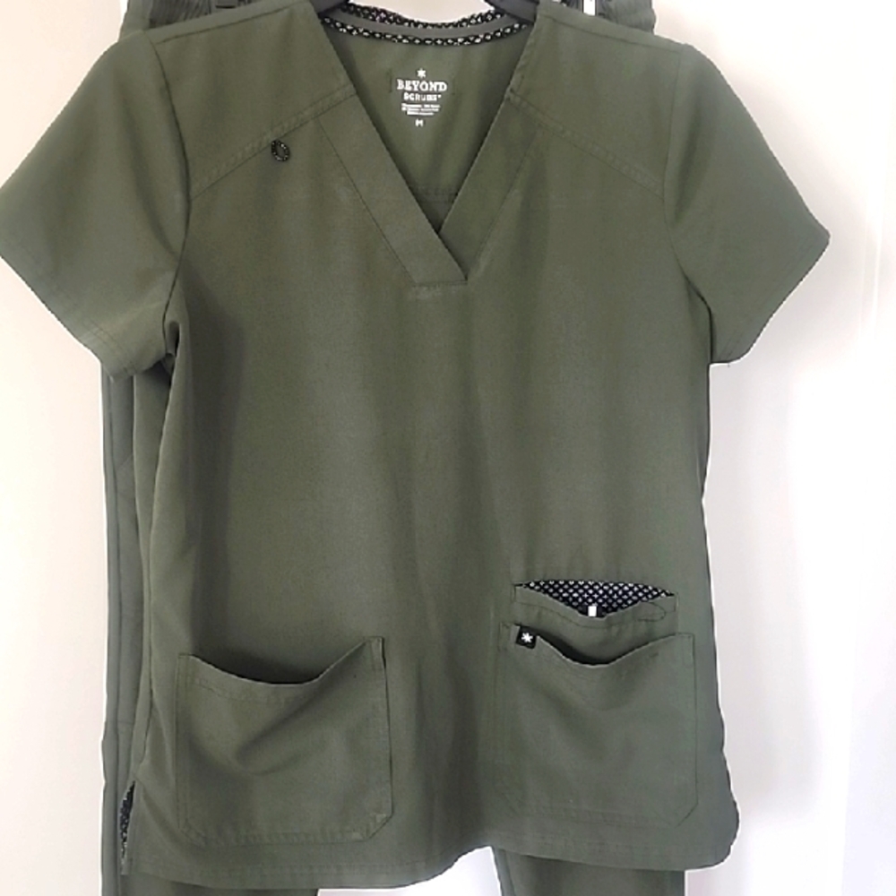 Beyond Scrubs Olive Green Scrub Set Size Medium. Great Condition